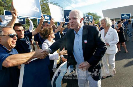 Thượng nghị sĩ John McCain (phải) gặp gỡ người ủng hộ sau khi bỏ phiếu tại Phoenix, Arizona ngày 8/11.
